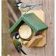 CJ Wildlife Gartenvögel-Erdnussbutterhaus aus FSC-Holz mit einem Glas Erdnussbutter